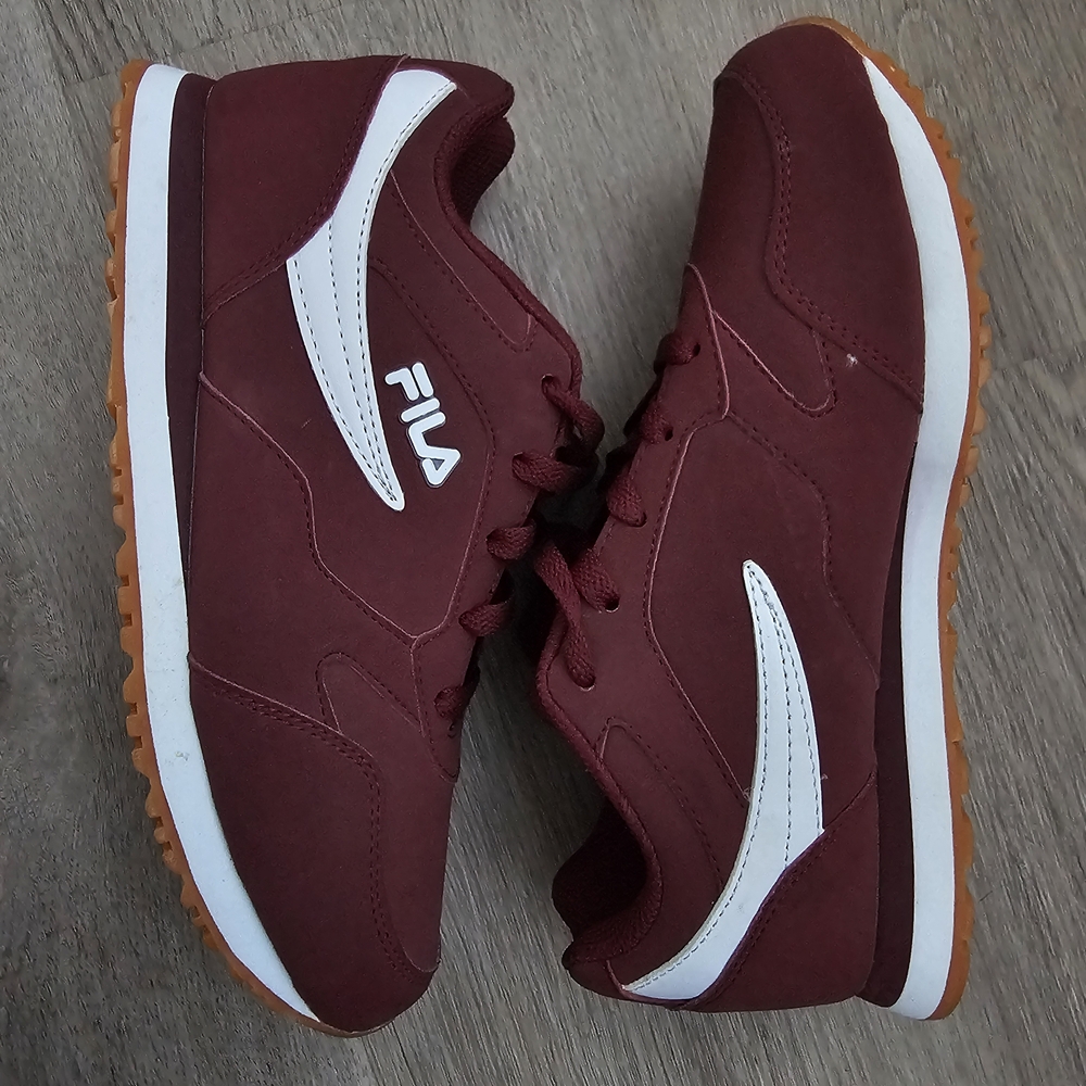 Red Fila Sneakers | Size 6 | Classic Retro Running Shoes